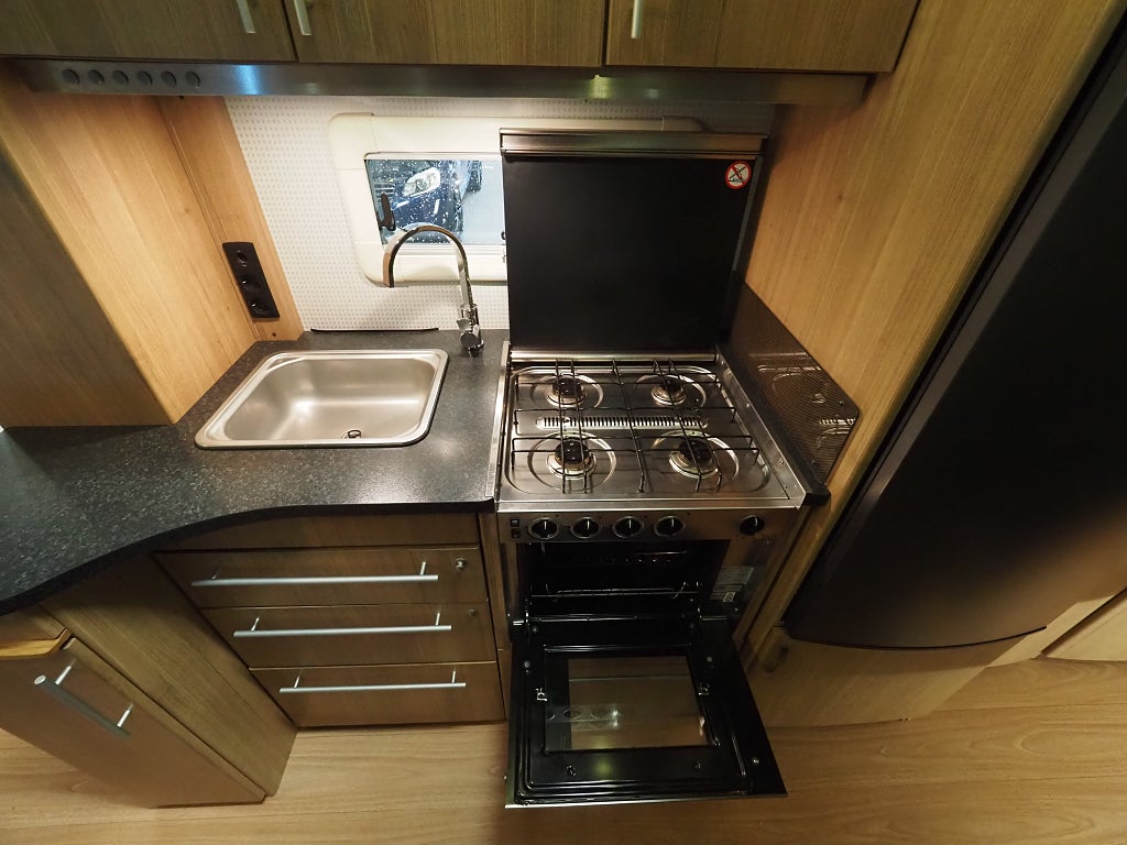 Polar 620 CTX Svit AC Vintervagn Dinette Franskbädd ALDE