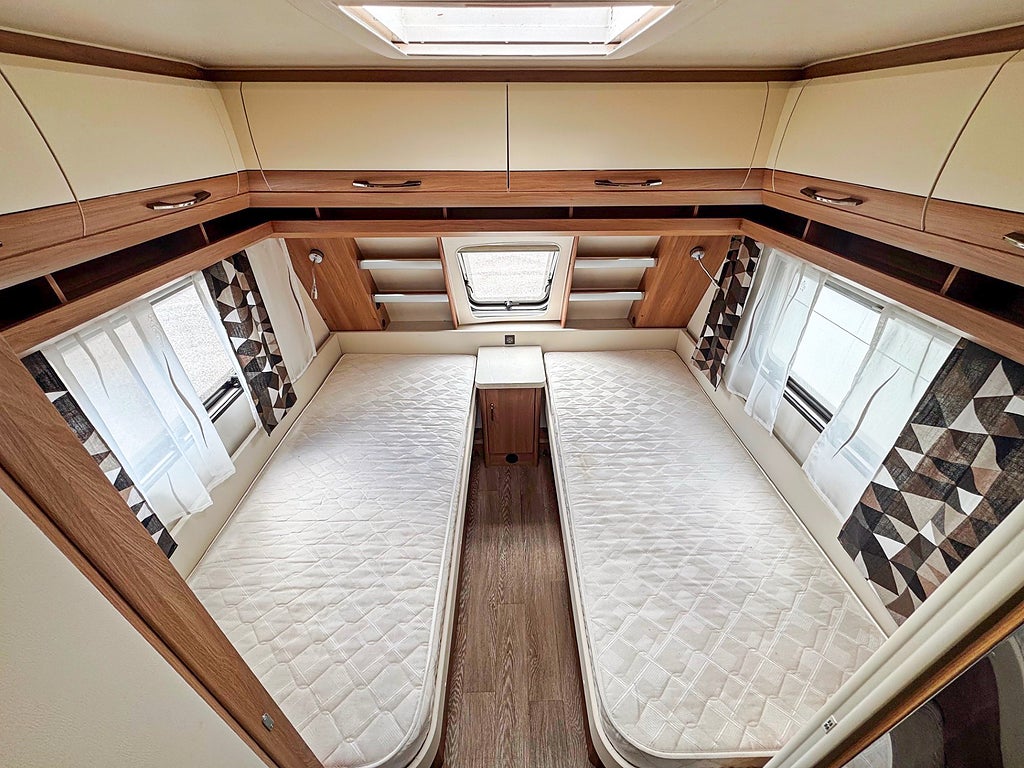 Hobby 495 UL De Luxe - Långbäddar, Mover, 1450kg