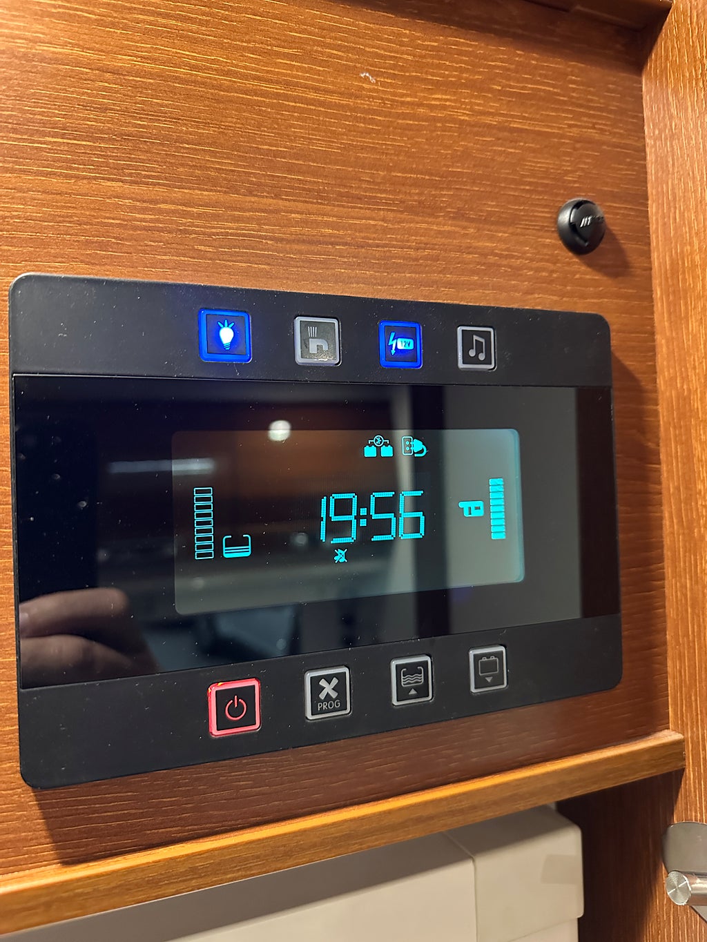 Rapido 7065 F Automat Alde taksäng Låga sängar toa bak thumbnail