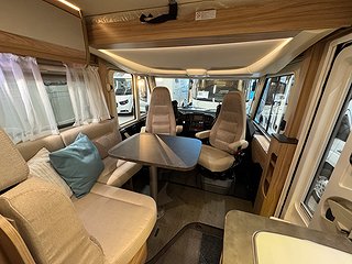 Husbil-integrerad Hymer Exsis I588 150HK AUT 16 av 21