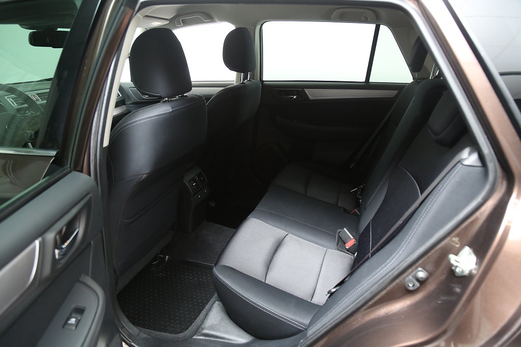 Subaru Outback 2,5i 175hk Base AWD Aut Extraljusramp 1ägare Drag 2017