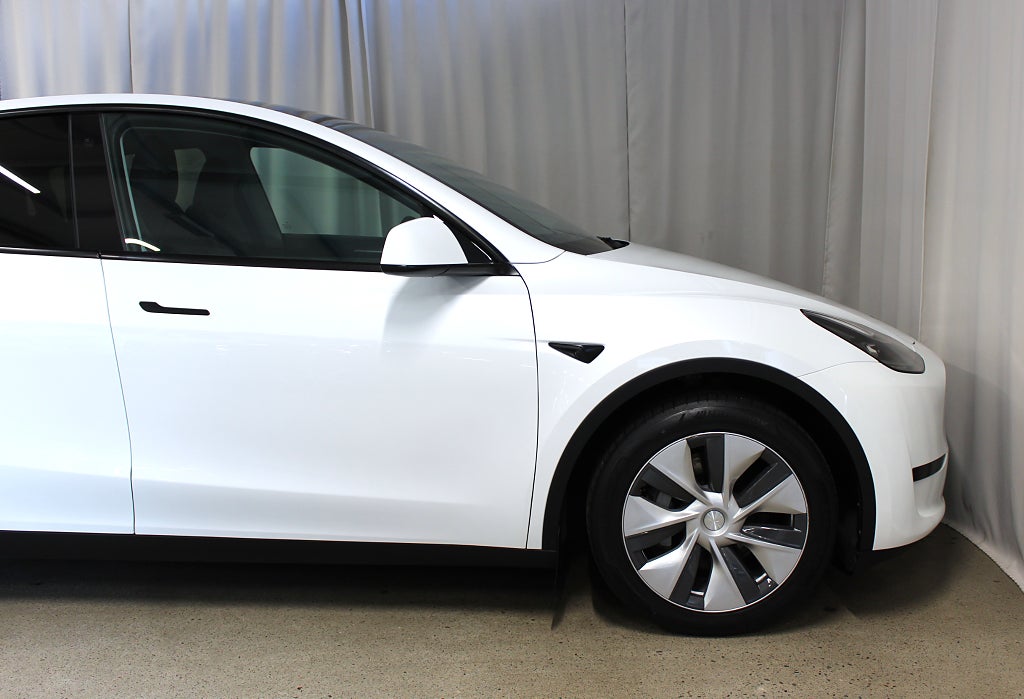 Tesla Model Y Standard Range RWD 299HK, Drag, Värmepump, 3,99% Ränta