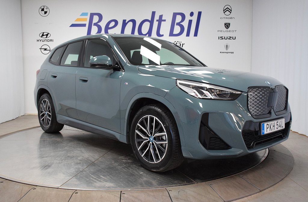 BMW iX1 xDrive30 M-sport / Panoramatak/ Adaptiv Farth.