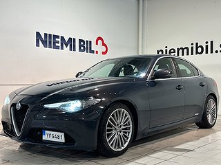 Alfa Romeo Giulia 2.2 16V Super Kamera Mvärm Skinn GPS SoV