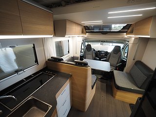Husbil-halvintegrerad Adria Matrix 670 SL 21 av 23