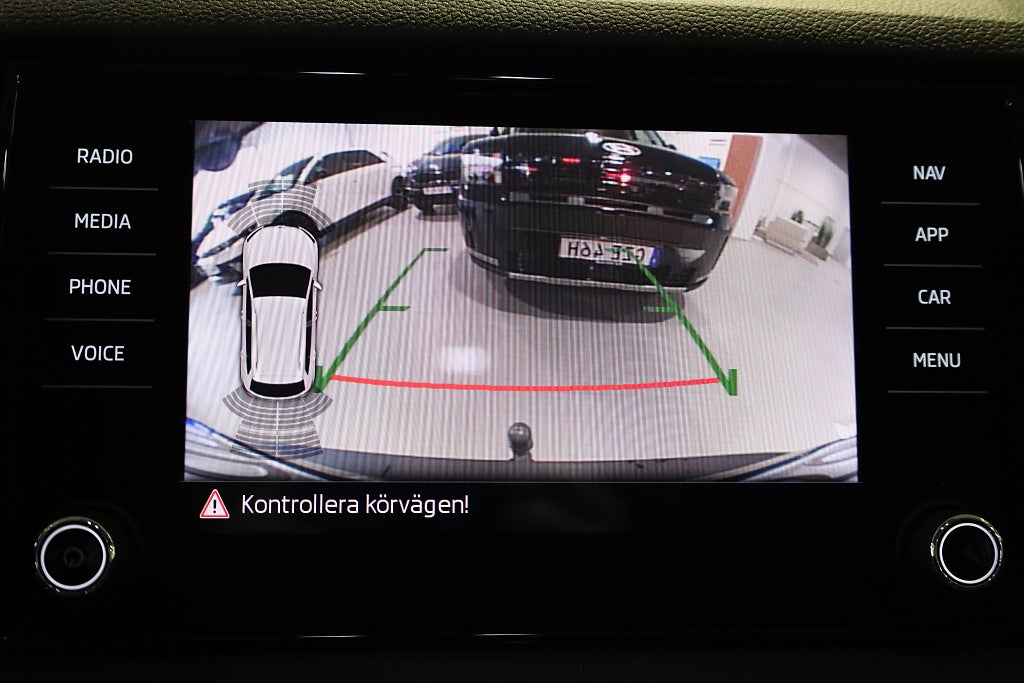 Skoda Karoq 2.0 TDI 4x4 Aut Style Drag Värmare Navi Kamera