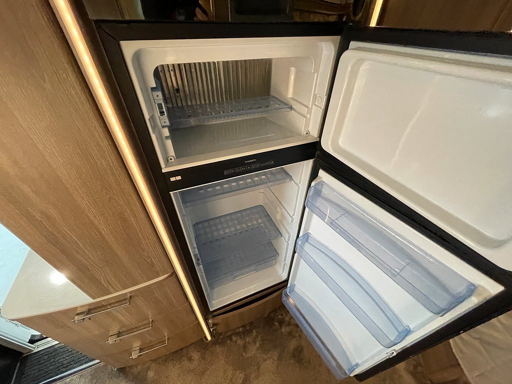 Kabe TMI 810 LXL /Hyd-stöd/AC bodel/Solcell/Litium/AUT180hk - Kabe