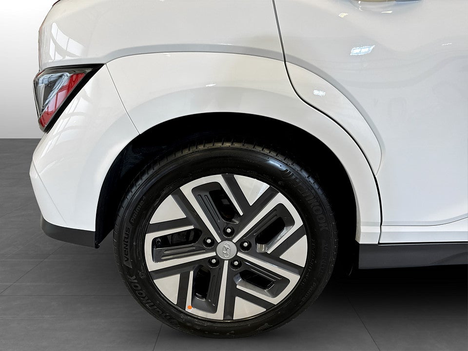 Bild på Hyundai Kona Essential 64kWh 204hk Aut B-KAMERA CARPLAY