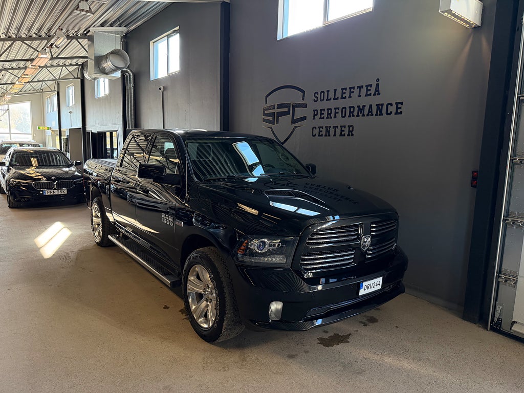RAM 1500 Dubbelhytt 5.7 HEMI 4x4 SPORT / Lågmil / Moms / Rambox
