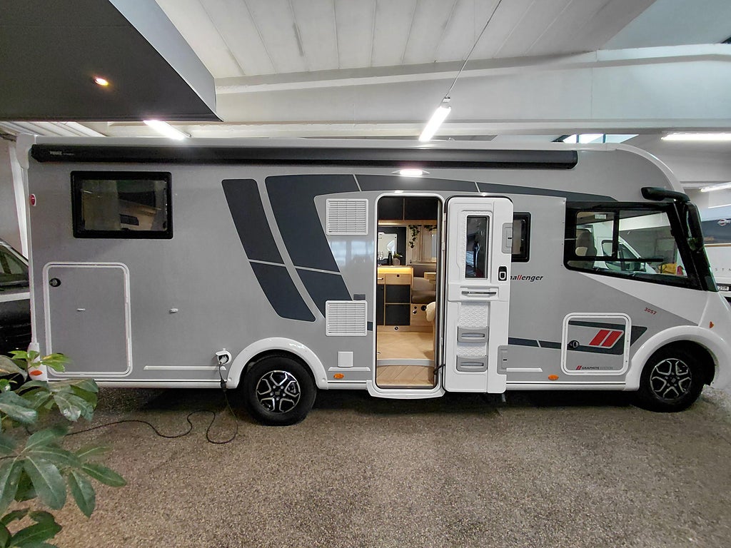 CHALLENGER 3057 Graphite Edition M26 - Fiat Ducato 2.2L 140 HK Manuell