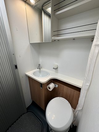 Husbil-alkov Sun Living A 75 DP 13 av 22