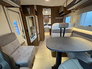 Husbil-halvintegrerad Ci Magis 86 XT Låga långbäddar & taksäng! 5 bältad! 3500kg! 5 av 20