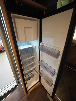 Husbil-halvintegrerad Knaus L!ve Wave 700 LX 13 av 22