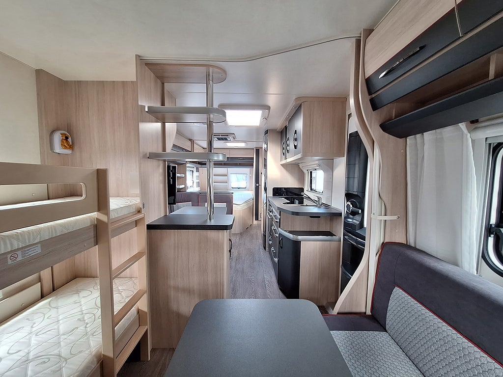 Hobby De Luxe Edition 650 KMFe Barnkammare, 1 Ägare, AC