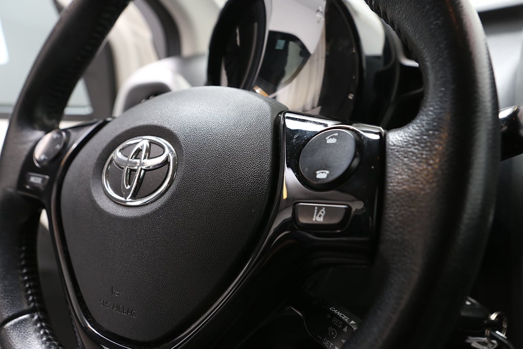 Toyota Aygo 1,0 VVT-i 69hk X-PLAY 5D 2016