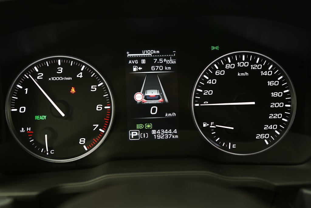 Subaru Forester e-Boxer Limited | Moms 2025