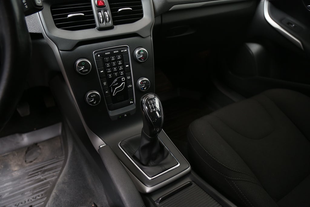 Volvo V40 D3 150hk Kinetic Nybesiktad P-sensorer Värmare 2014