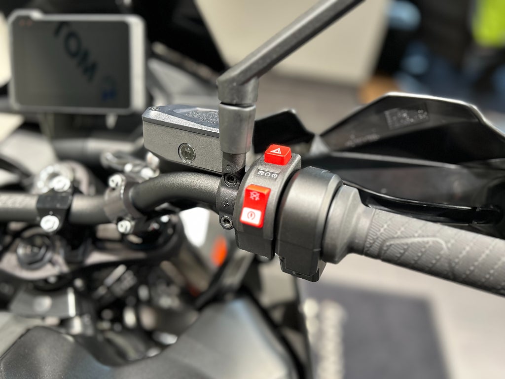 KTM 890 SMT /Techpack / Endast 671 mil / Nya däck