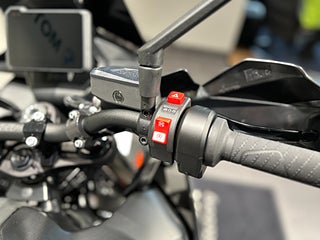 KTM 890 SMT /Techpack / Endast 671 mil / Nya däck