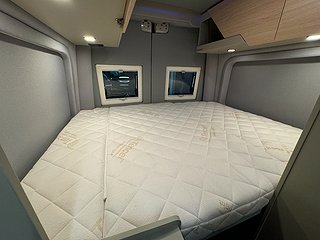Husbil-halvintegrerad Robeta Womondo Pegasus Mercedes 150HK AUT 13 av 26