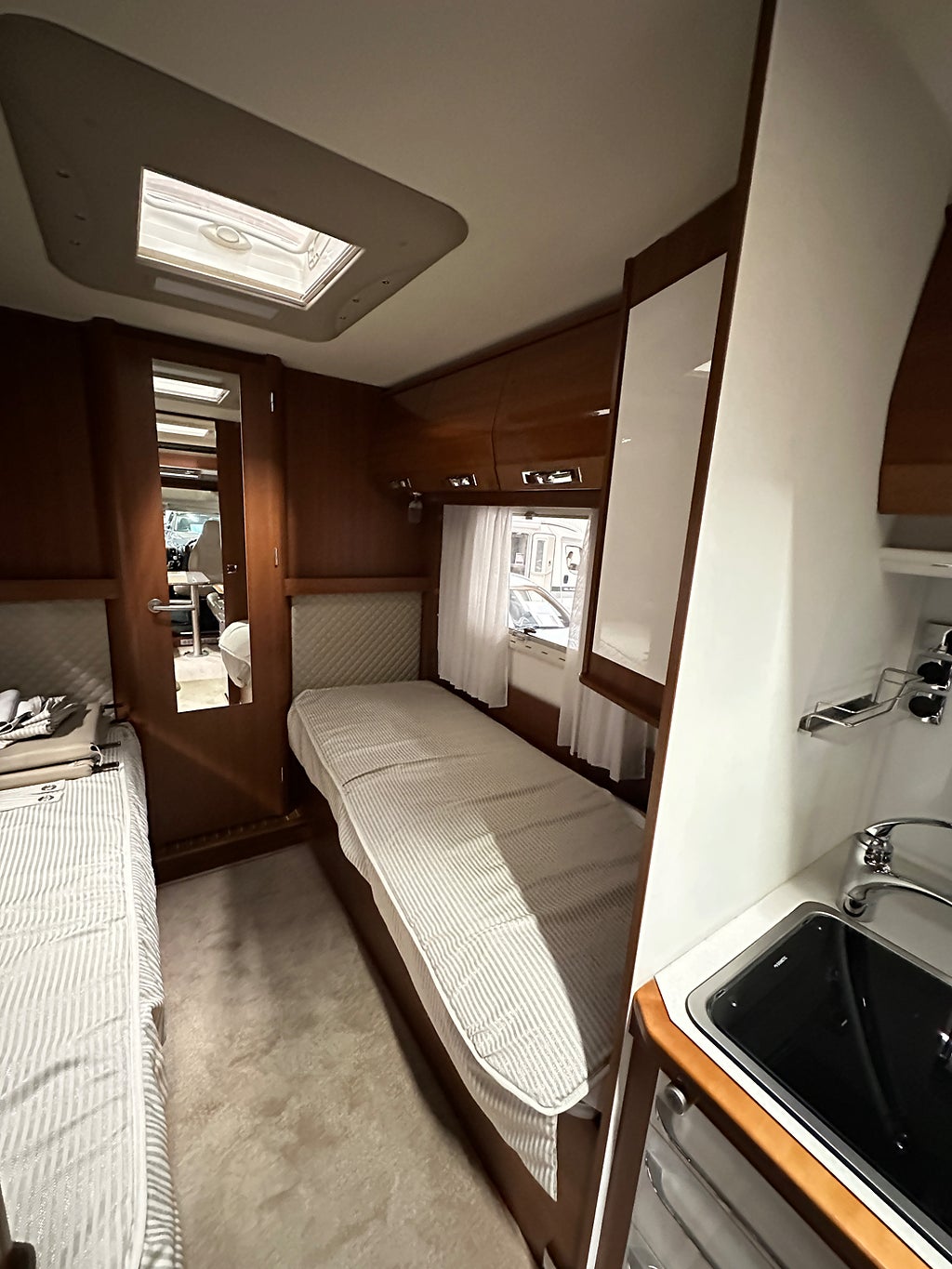 Rapido 7065 F Automat Alde taksäng Låga sängar toa bak thumbnail