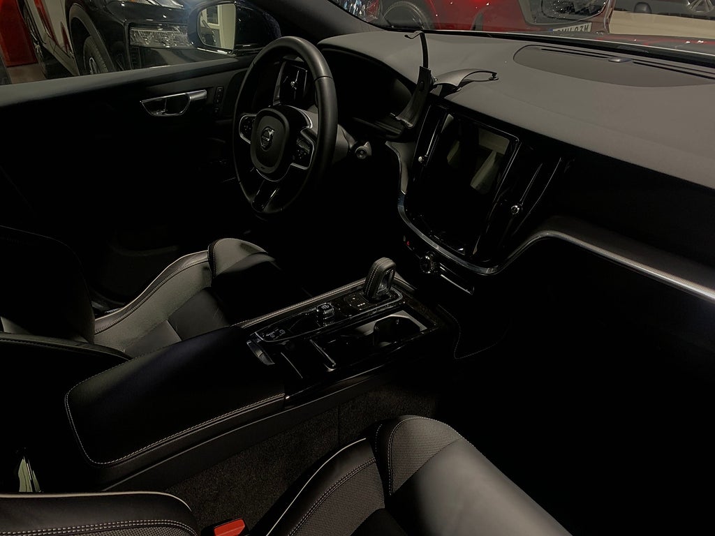 Volvo V60 Recharge T6 AWD 340hk R-Design |Navi|Kamera|Voc| 2022