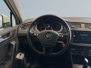 Volkswagen Tiguan 2.0 TSI 4Motion Base LED-ramp Värmare Bkamera Drag S&V – bild 9
