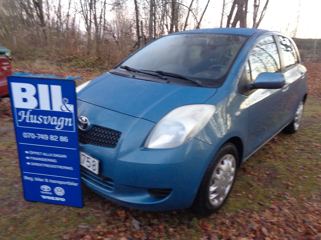 Toyota Yaris 5-D 1.3 NYBES/NYSERV/ÅRSSK 1.020:-/FINANS/INBYTE