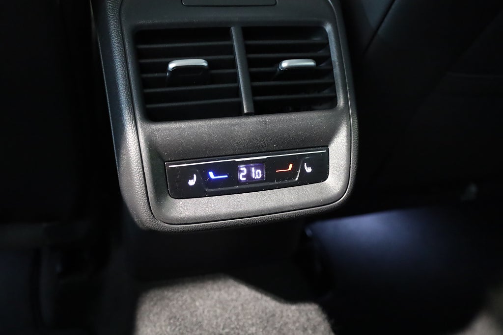 Volkswagen Passat Sportscombi 1.5 eTSI AUT Business Drag Värmare Massage 2025
