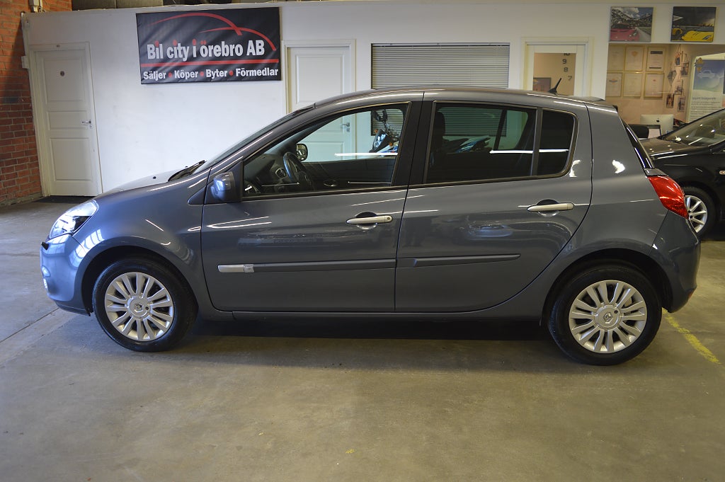 Renault Clio 1.2 (75hk) / 2-Ägare / Låga Mil / Servad Ny Besiktad M.M