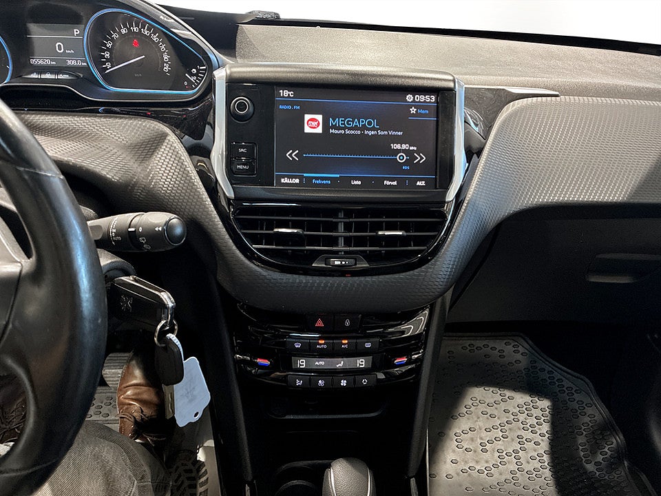 Bild på Peugeot 2008 Allure 1.2 PT 110hk Aut PANO CARPLAY