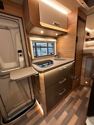 Husbil-halvintegrerad Weinsberg 160HK Aut CaraComp 600 MEG Pepper 7 av 14