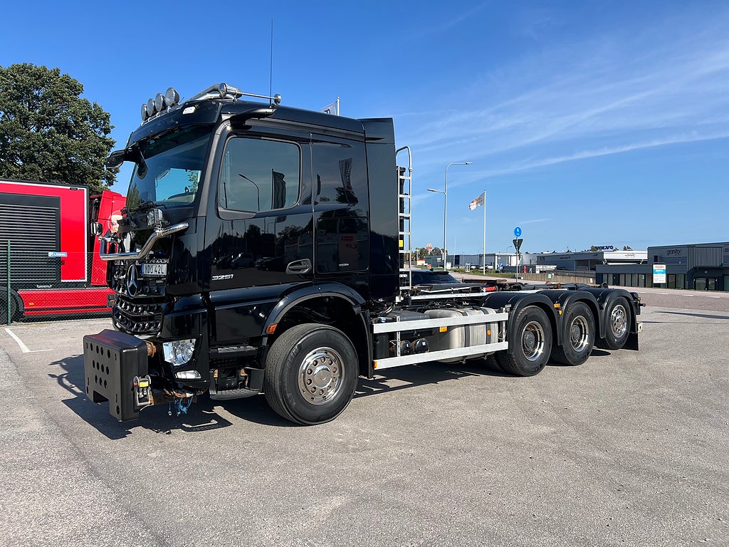 Mercedes-Benz Arocs 3251 Tridem Lastväxlare, Fullt Plogutrustad