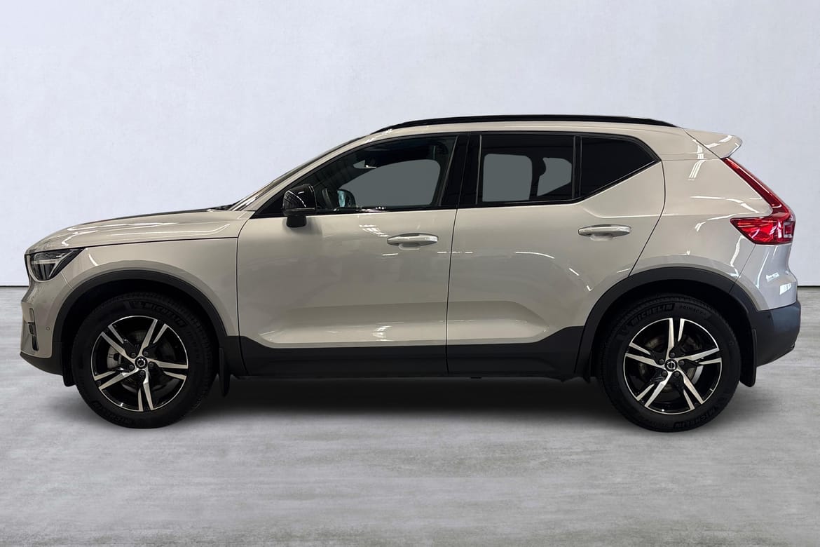 Volvo XC40 B3 FWD Bensin Plus Dark 2025, photo 2/10