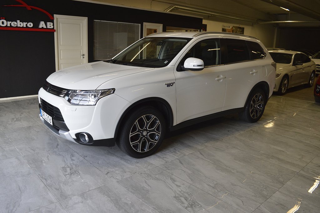 Mitsubishi Outlander 2.0 (203hk) PHEV 4WD CVT / Låga Mil / GPS / B-Kamera / Nyservad