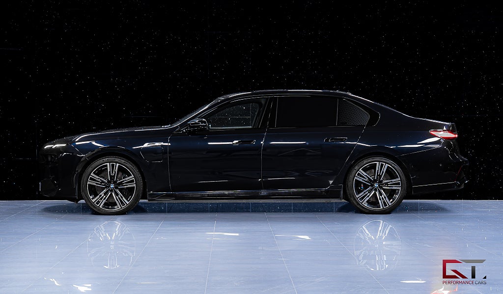 BMW M760 e xDrive MOMS Theatre B&W Executive Drive Pro Pano Sky