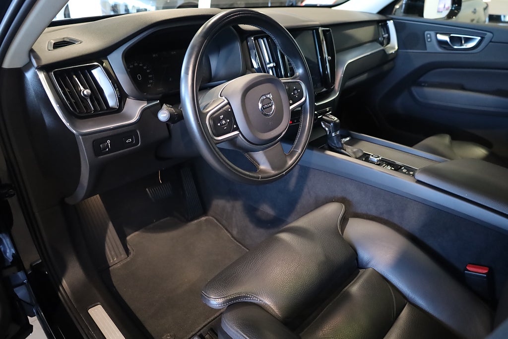 Volvo XC60 T5 AWD Geartronic Momentum Advanced Drag Pano Navi 2020