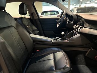 Alfa Romeo Giulia 2.2 16V Super Kamera Mvärm Skinn GPS SoV