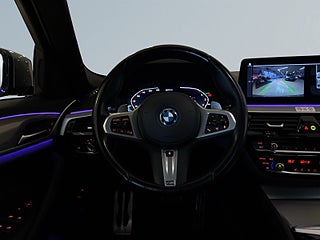 BMW 530e xDrive Sedan M Sport MOMS Drag Pvärme B-kamera S&V-däck – bild 9