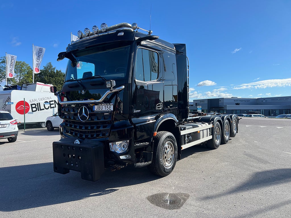 Mercedes-Benz Arocs 3251 Tridem Lastväxlare, Fullt Plogutrustad