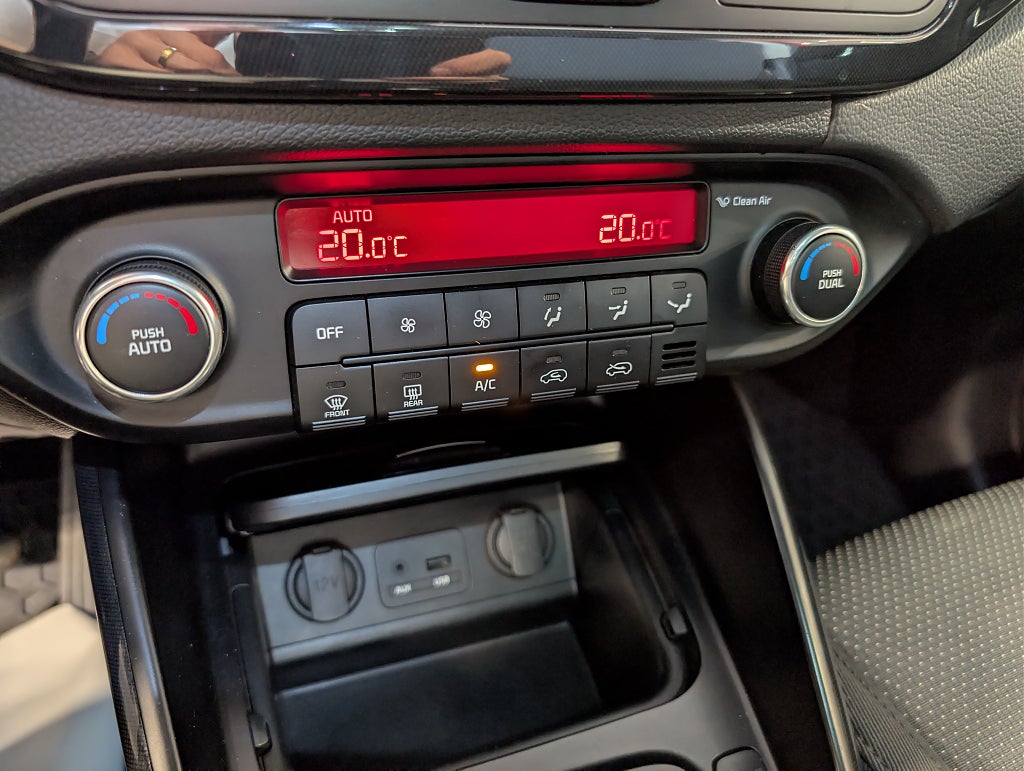 Kia Carens 1.7 CRDi GLS Drag/7-sits/M-värm/V-hjul thumbnail