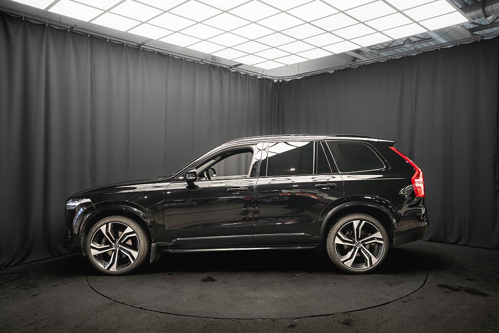 Volvo XC90 B5 AWD R-Design PRO 7-sits B&W PANO LUFT 22'' DRAG MOMS