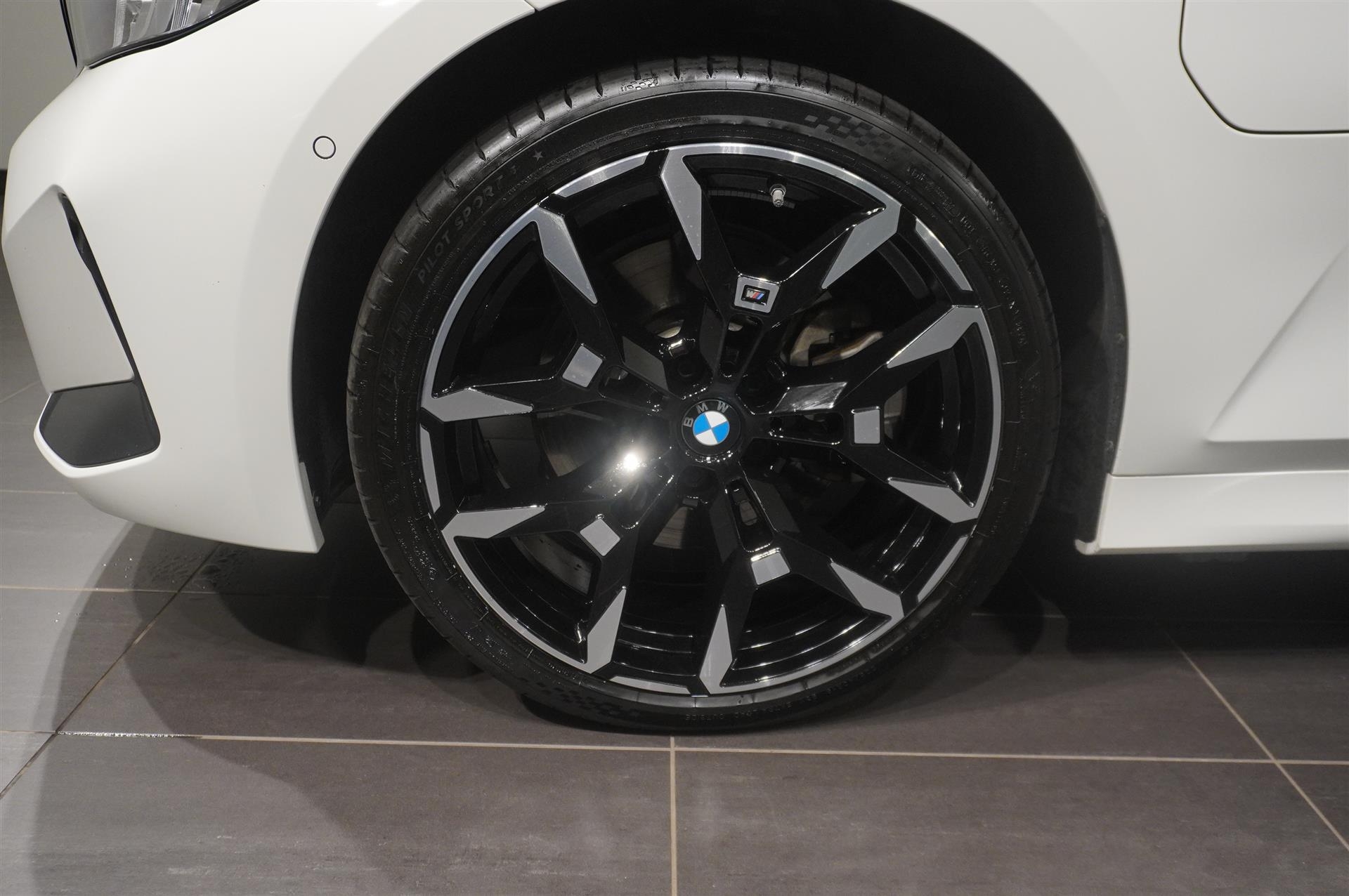 BMW 330 e xDrive Touring 2025, photo 3/45
