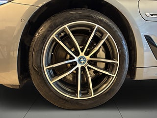 BMW 530e xDrive Sedan M Sport MOMS Drag Pvärme B-kamera S&V-däck – bild 14
