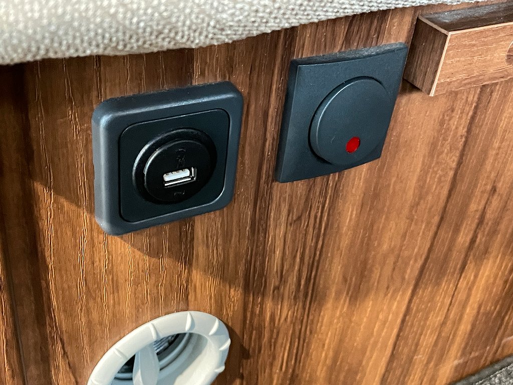 Karmann Davis 620 / AC bodel / Solcell x2/ Långbädd / 3500kg - Karmann