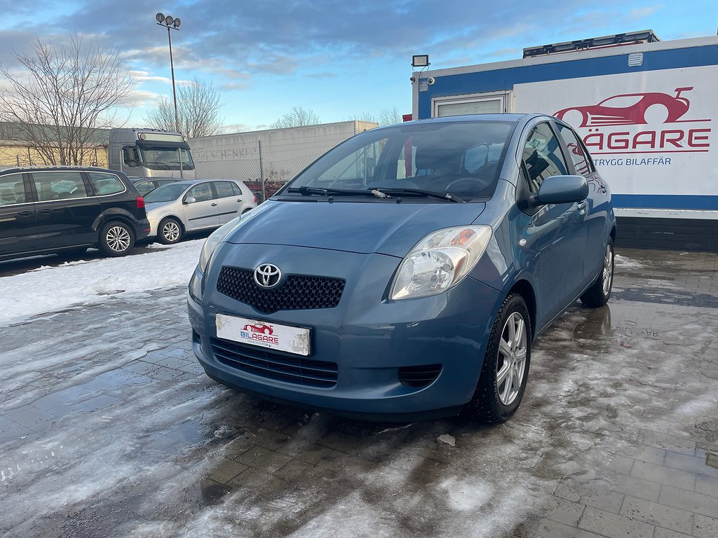 Toyota Yaris 1.3 VVT-i 87hk | NYSERVAD NYBESIKTAD SoV-Hjul 