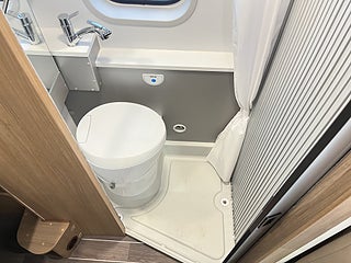 Husbil-halvintegrerad Adria TWIN 600 SP AXESS 20 av 25