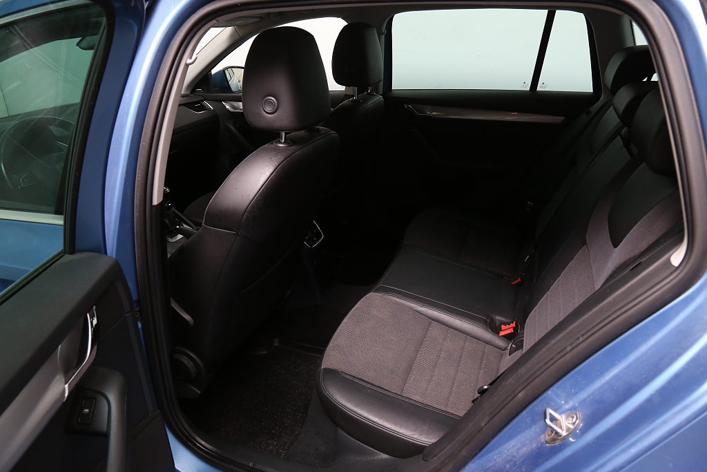 Skoda Octavia 2,0 TDI 4x4 Style Kombi Värmare Dragkrok 2016