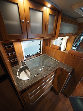 Husbil-halvintegrerad Dethleffs White Edition 11 av 20
