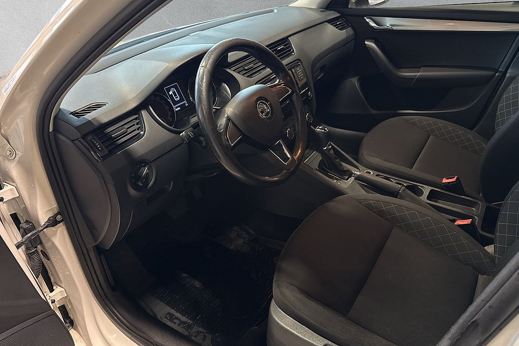 Skoda Octavia Kombi 1.6 TDI SCR 3-Ägare Automat Bluetooth